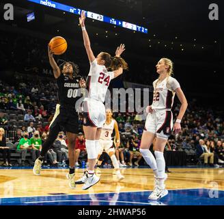 Las Vegas, USA. 05. März 2022. Mär 04 2022 Las Vegas, NV, USA die Wachmannschaft von Colorado, Jaylyn Sherrod (00), fährt während des Halbfinalspiels des NCAA Pac 12 Women's Basketball Tournament zwischen den Büffeln von Colorado und dem Stanford Cardinal in der Michelob Ultra Arena in Mandalay Bay, Las Vegas, NV, zum Reifen. Thurman James/CSM Credit: CAL Sport Media/Alamy Live News Stockfoto