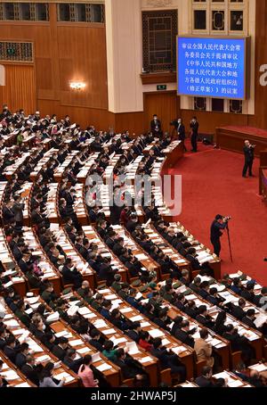 Peking, China. 5. März 2022. Die fünfte Sitzung des Nationalen Volkskongresses 13. (NPC) wird am 5. März 2022 in der Großen Halle des Volkes in Peking, der Hauptstadt Chinas, eröffnet. Quelle: Chen Zhonghao/Xinhua/Alamy Live News Stockfoto