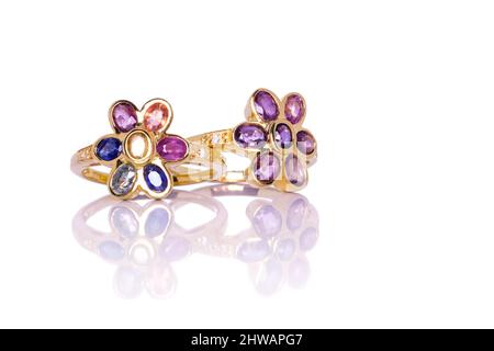 Rubin, Amethyst, blau, lila, grün, Gelber und orangefarbener Saphir Schmuck oder Edelsteine Ring auf weißem Hintergrund mit Reflexion. Sammlung von natürlichem Edelstein Stockfoto