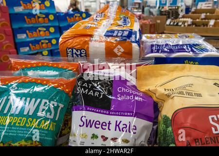 Ein voller Warenkorb im Sam's Club Membership Warehouse Store in Snellville, Georgia. (USA) Stockfoto