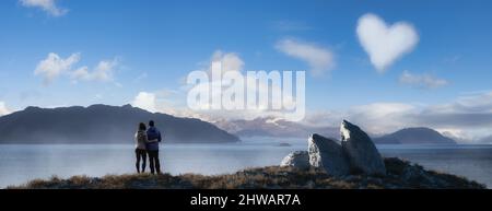 Mann und Frau lieben das Paar, das an der Rocky Ocean Coast steht. Stockfoto