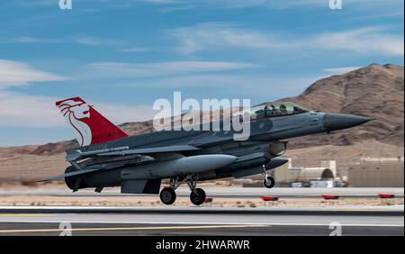 Eine F-16-Kampffalke der US-Luftstreitkräfte der Republik Singapur, die dem Kampfgeschwader 425. auf dem Luftwaffenstützpunkt Luke, Arizona, zugewiesen wurde, kommt für Red Flag-Nellis 22-2 auf dem Luftwaffenstützpunkt Nellis, Nevada, am 3. März 2022 an. Das Kampftrainingsgeschwader 414. führt Übungen mit der Roten Flagge durch, um den Luftbesatzungen die Erfahrung mehrerer intensiver Luftkampfmaßnahmen in der Sicherheit eines Trainingsumfelds zu bieten. (USA Luftwaffe Foto von William R. Lewis) Stockfoto