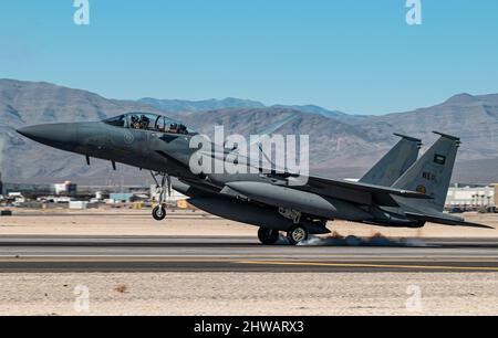 Eine Royal Saudi Air Force F-15SA, die der Royal Saudi Air Force Weapons School zugewiesen wurde, landet in Vorbereitung von Red Flag-Nellis 22-2 auf der Nellis Air Force Base, Nevada, 1. März 2022. Die Teilnehmer führen eine Vielzahl von Szenarien durch, darunter defensive Gegenluft, offensive Gegenluft-Unterdrückung feindlicher Luftverteidigungen und offensive Gegenluft-zu-Luft-Verbote. (USA Luftwaffe Foto von William R. Lewis) Stockfoto