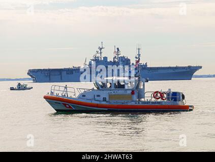 Ein 47-Fuß-Boot-Medium von der Küstenwache Portsmouth und andere teilnehmende kleine Bootsmannschaften können sich im Rahmen des regionalen Such- und Rettungsforums, das am 3. März 2022 in Hampton, Virginia, veranstaltet wird, eine Live-Action-Helikopter-Demonstration ansehen. Das SAR Forum ist eine jährliche Veranstaltung, die die regionalen Partnerschaften und die Kommunikation zwischen den Behörden weiter stärkt und die lebensrettenden Prozesse und Fähigkeiten verbessert, die von Such- und Rettungsbehörden benötigt werden. Foto der US-Küstenwache von Petty Officer, Klasse 1., Stephen Lehmann. Stockfoto