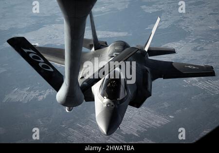 Der F-35 Lightning II-Kämpfer der fünften Generation des 388.-Kampfflugzeugs bereitet sich darauf vor, Treibstoff von einer Boeing KC-135 der US-Luftwaffe zu erhalten, die an den 100. Air Betanking Wing im osteuropäischen Luftraum angeschlossen ist, 28. Februar 2022. Die KC-135-Plattform ist von entscheidender Bedeutung, damit die US-Luftstreitkräfte in Europa - Air Forces Africa in Zusammenarbeit mit NATO-Verbündeten und -Partnern glaubwürdige Luftstrom- und Luftoperationen projizieren können. (USA Luftwaffe Foto von Airman 1. Klasse Edgar Grimaldo) Stockfoto