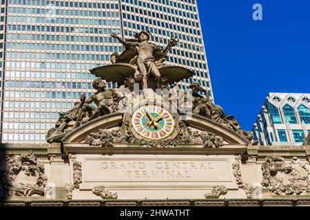 Grand Central Terminal Schild, Glory of Commerce skulpturale Gruppe über großer Uhr auf der Terminalfassade - New York, USA, 2022 Stockfoto