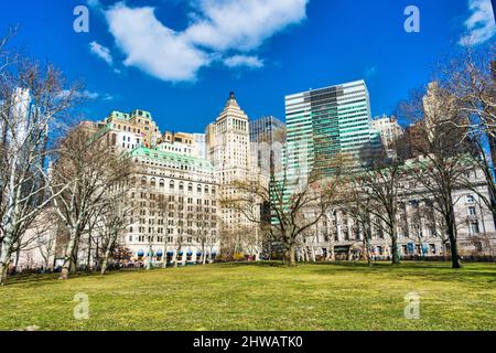 Am sonnigen Wintertag bietet der Battery Park einen malerischen Blick auf die Wolkenkratzer in Lower Manhattan. - New York, USA, Februar 2022 Stockfoto
