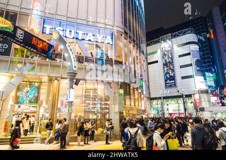 TOKIO, JAPAN - 22. OKTOBER 2016: Nicht identifizierte Menschen auf der Straße mit dem Auto in Shibuya, Tokio. Shibuya ist eines der Modezentren für junge Menschen und Stockfoto