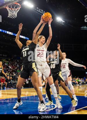 Las Vegas, USA. 05. März 2022. Mär 04 2022 Las Vegas, NV, USA der Stanford-Stürmer Cameron Brink (22) gewinnt den Rebound während des Halbfinalspiels des NCAA Pac 12 Women's Basketball Tournament zwischen den Büffeln von Colorado und dem Stanford Cardinal. Stanford schlug Colorado 71-45 in der Michelob Ultra Arena in Mandalay Bay Las Vegas, NV. Thurman James/CSM Credit: CAL Sport Media/Alamy Live News Stockfoto