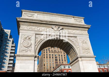 Washington Square Arch ein historischer Marmordenkmalbogen im Washington Square Park, im Stadtteil Greenwich Village. - New York, USA, Februar 202 Stockfoto