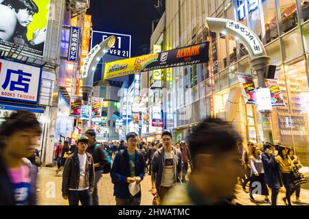 TOKIO, JAPAN - 22. OKTOBER 2016: Nicht identifizierte Menschen auf der Straße mit dem Auto in Shibuya, Tokio. Shibuya ist eines der Modezentren für junge Menschen und Stockfoto