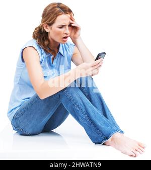 Trennung ist schwer zu nehmen - Beziehungen. Schöne junge Frau, die ungläubig eine Textnachricht liest. Stockfoto