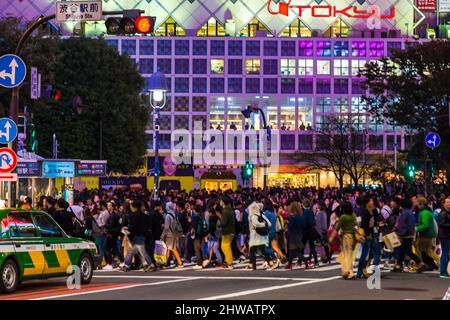 TOKIO, JAPAN - 22. OKTOBER 2016: Nicht identifizierte Menschen auf der Straße mit dem Auto in Shibuya, Tokio. Shibuya ist eines der Modezentren für junge Menschen und Stockfoto