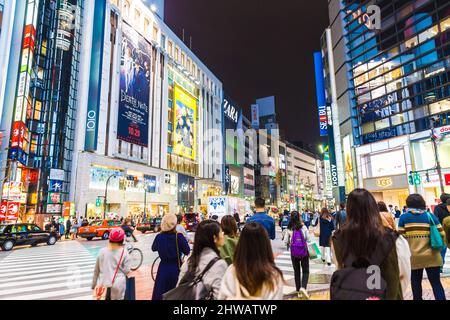 TOKIO, JAPAN - 22. OKTOBER 2016: Nicht identifizierte Menschen auf der Straße mit dem Auto in Shibuya, Tokio. Shibuya ist eines der Modezentren für junge Menschen und Stockfoto