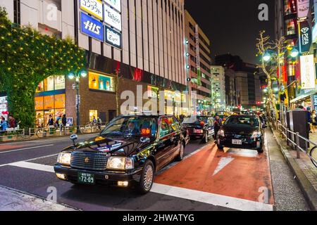 TOKIO, JAPAN - 22. OKTOBER 2016: Nicht identifizierte Menschen auf der Straße mit dem Auto in Shibuya, Tokio. Shibuya ist eines der Modezentren für junge Menschen und Stockfoto