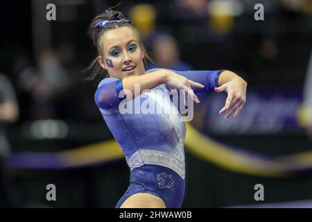 Baton Rouge, LA, USA. 4. März 2022. Kentuckys Raena Worley führt ihre Bodenroutine während der NCAA-Gymnastik zwischen den Kentucky Wildcats und den LSU Tigers im Pete Maravich Assembly Center in Baton Rouge, LA, durch. Jonathan Mailhes/CSM/Alamy Live News Stockfoto