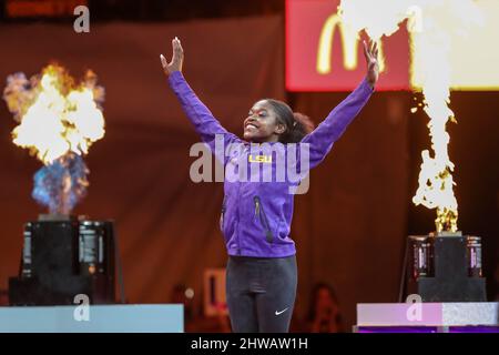 Baton Rouge, LA, USA. 4. März 2022. Kiya Johnson von LSU wird der Menge vor der NCAA-Gymnastik zwischen den Kentucky Wildcats und den LSU Tigers im Pete Maravich Assembly Center in Baton Rouge, LA, vorgestellt. Jonathan Mailhes/CSM/Alamy Live News Stockfoto