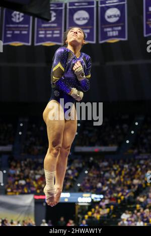 Baton Rouge, LA, USA. 4. März 2022. Elena Arenas von LSU springt während der NCAA-Gymnastik zwischen den Kentucky Wildcats und den LSU Tigers im Pete Maravich Assembly Center in Baton Rouge, LA, vom Gewölbe. Jonathan Mailhes/CSM/Alamy Live News Stockfoto