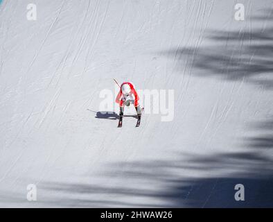 Peking, China. 5. März 2022. Zhang Mengqiu aus China tritt während der alpinen Skisport-Frauen-Downhillstandveranstaltung der Paralympischen Winterspiele 2022 in Peking im Nationalen Zentrum für alpines Skifahren im Bezirk Yanqing, Peking, Hauptstadt von China, am 5. März 2022 an. Quelle: Sun Fei/Xinhua/Alamy Live News Stockfoto