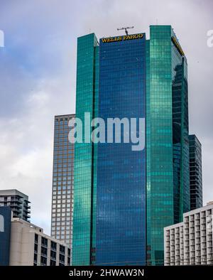 Wells Fargo Tower im Finanzviertel von Miami - MIAMI, FLORIDA - 14. FEBRUAR 2022 Stockfoto