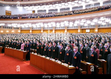 Peking, China. 5. März 2022. Die fünfte Sitzung des Nationalen Volkskongresses 13. (NPC) wird am 5. März 2022 in der Großen Halle des Volkes in Peking, der Hauptstadt Chinas, eröffnet. Quelle: Liu Weihing/Xinhua/Alamy Live News Stockfoto