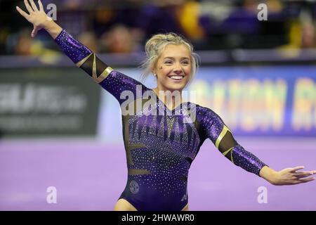 Baton Rouge, LA, USA. 4. März 2022. Sarah Edwards von LSU tritt während der NCAA-Gymnastik zwischen den Kentucky Wildcats und den LSU Tigers im Pete Maravich Assembly Center in Baton Rouge, LA, am Boden an. Jonathan Mailhes/CSM/Alamy Live News Stockfoto