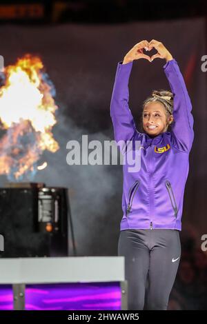 Baton Rouge, LA, USA. 4. März 2022. Sami Durante von LSU wird der Menge vor der NCAA-Gymnastik zwischen den Kentucky Wildcats und den LSU Tigers im Pete Maravich Assembly Center in Baton Rouge, LA, vorgestellt. Jonathan Mailhes/CSM/Alamy Live News Stockfoto