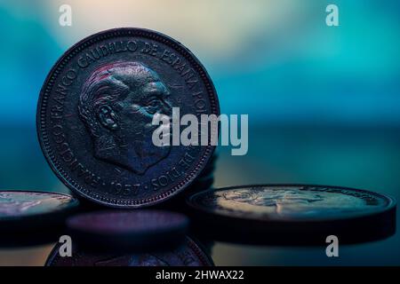 Francisco Franco Five Pesetas Coin 1957 Vorderseite Reverse Super Makro Nahaufnahme Stockfoto