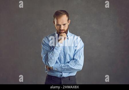 Erwachsener schöner Mann verwirren und fragen sich über Frage Studio Porträt aufgenommen Stockfoto