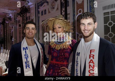 Paris, Frankreich. 03. März 2022. Mister France 2022 Lenny Tabourel, Diana Massiera und Mister France 2021 Bilal Malek nehmen an „Fly to the Moon“ Teil Stockfoto