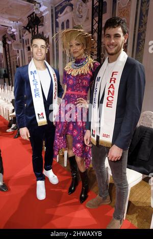 Paris, Frankreich. 03. März 2022. Mister France 2022 Lenny Tabourel, Diana Massiera und Mister France 2021 Bilal Malek nehmen an „Fly to the Moon“ Teil Stockfoto