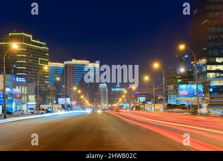 Nowosibirsk, Sibirien, Russland, 02.05.2022: Kirowstraße in den Nachtlichtern. Autobahn im Zentrum einer Großstadt im Winter Stockfoto