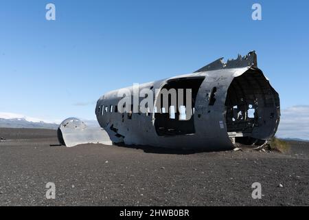 Beeindruckende Ansicht des Sólheimasandur Plane Wrack, der Überreste eines Flugzeugs der US Navy DC aus dem Jahr 1973, das auf dem schwarzen Sandstrand in Island abgestürzt ist Stockfoto