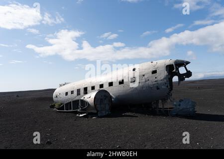 Beeindruckende Ansicht des Sólheimasandur Plane Wrack, der Überreste eines Flugzeugs der US Navy DC aus dem Jahr 1973, das auf dem schwarzen Sandstrand in Island abgestürzt ist Stockfoto