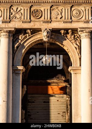 Marciana-Bibliothek im Erdgeschoss auch als Bibliothek des Heiligen Markus oder Libreria sansoviniana auf dem Markusplatz oder Piazza San Marco in Venedig bezeichnet, Stockfoto