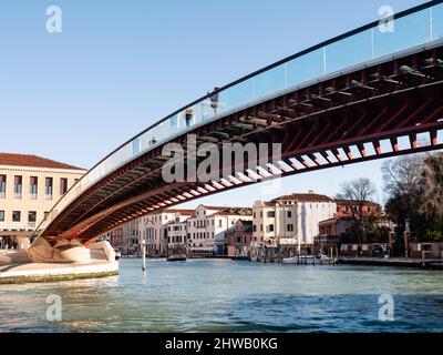 Venedig, Italien - Januar 7 2022: Ponte della Costituzione oder Constituzione-Brücke über den Canal Grande, entworfen von Santiago Calatrava. Stockfoto