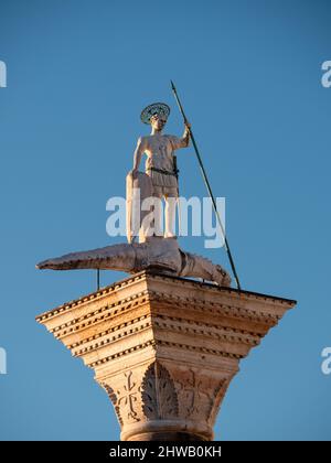 Säule von San Todaro mit dem Krokodil Saint Theodore auf dem Piazzetta San Marco Platz in Venedig, Italien Stockfoto