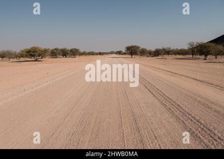 Lonely Gravel Track Highway Road D2344 in Namibia bei Omatjette in der Erongo Region Stockfoto