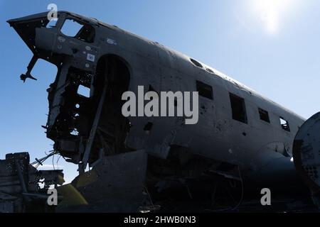 Beeindruckende Ansicht des Sólheimasandur Plane Wrack, der Überreste eines Flugzeugs der US Navy DC aus dem Jahr 1973, das auf dem schwarzen Sandstrand in Island abgestürzt ist Stockfoto