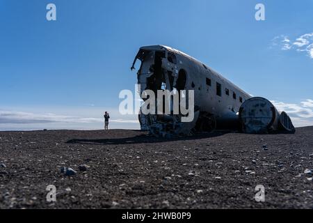 Beeindruckende Ansicht des Sólheimasandur Plane Wrack, der Überreste eines Flugzeugs der US Navy DC aus dem Jahr 1973, das auf dem schwarzen Sandstrand in Island abgestürzt ist Stockfoto