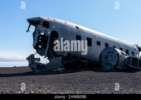 Beeindruckende Ansicht des Sólheimasandur Plane Wrack, der Überreste eines Flugzeugs der US Navy DC aus dem Jahr 1973, das auf dem schwarzen Sandstrand in Island abgestürzt ist Stockfoto