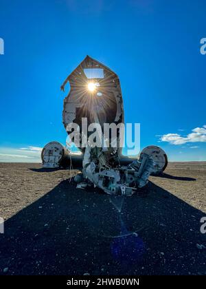 Beeindruckende Ansicht des Sólheimasandur Plane Wrack, der Überreste eines Flugzeugs der US Navy DC aus dem Jahr 1973, das auf dem schwarzen Sandstrand in Island abgestürzt ist Stockfoto