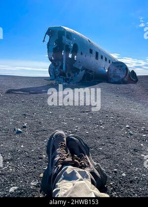 Beeindruckende Ansicht des Sólheimasandur Plane Wrack, der Überreste eines Flugzeugs der US Navy DC aus dem Jahr 1973, das auf dem schwarzen Sandstrand in Island abgestürzt ist Stockfoto