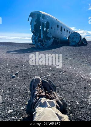 Beeindruckende Ansicht des Sólheimasandur Plane Wrack, der Überreste eines Flugzeugs der US Navy DC aus dem Jahr 1973, das auf dem schwarzen Sandstrand in Island abgestürzt ist Stockfoto