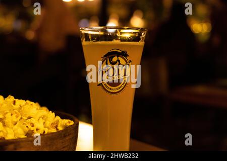 Half Pint of Toit Tint-in-Wit Beer zusammen mit Popcorn im Toit Brewpub, Indiranagar, Bangalore, Karnataka, Indien Stockfoto