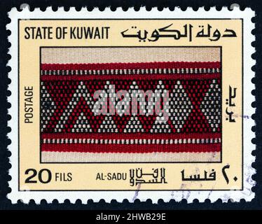 KUWAIT - UM 1986: Eine in Kuwait gedruckte Briefmarke aus der Ausgabe 'Sadu Art' zeigt Tapestry Weaps, um 1986. Stockfoto