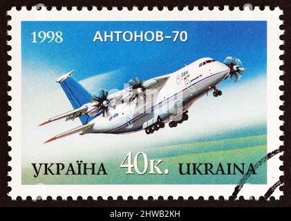 UKRAINE - UM 1998: Eine in der Ukraine gedruckte Marke aus der 'Aircraft'-Ausgabe zeigt Antonov-70, um 1998. Stockfoto