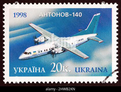 UKRAINE - UM 1998: Eine in der Ukraine gedruckte Marke aus der 'Aircraft'-Ausgabe zeigt Antonov-140, um 1998. Stockfoto