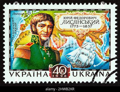 UKRAINE - UM 1998: Eine in der Ukraine gedruckte Briefmarke zeigt den Entdecker Juri Fjodorowitsch Lisyansky, um 1998. Stockfoto