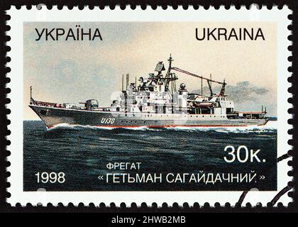 UKRAINE - UM 1998: Eine in der Ukraine gedruckte Briefmarke zeigt Frigate Hetman Sahaydachniy, um 1998. Stockfoto